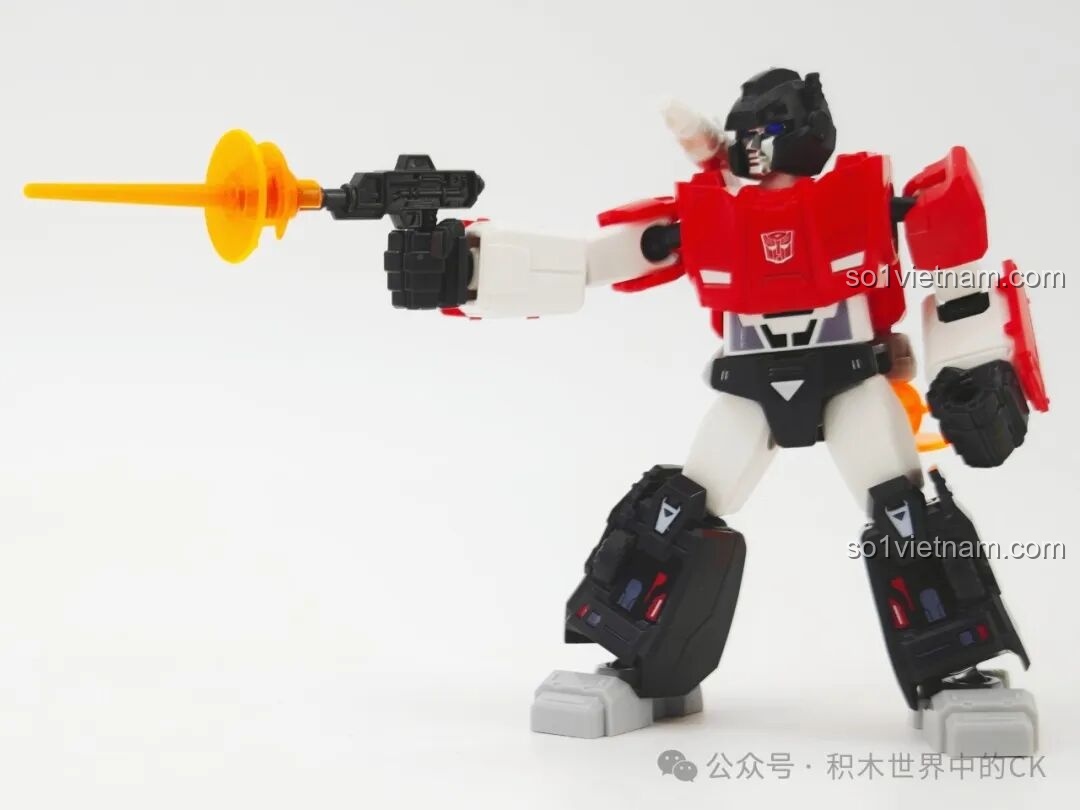Figure Sideswipe Blokees 71122 trong tư thế ngắm bắn, thể hiện sự linh hoạt và ổn định của mô hình.
