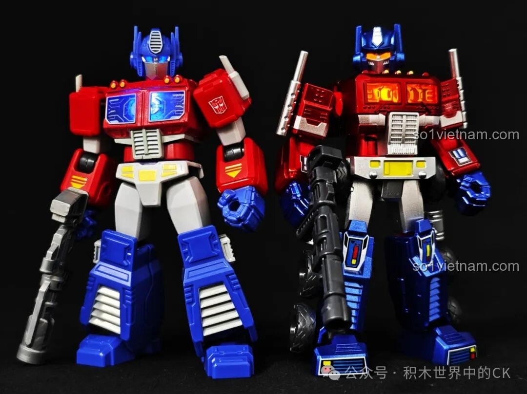 So sánh giữa figure Optimus Prime bản thường (trái) và bản ẩn ánh kim (phải) từ Blokees, cho thấy sự khác biệt về màu sắc.