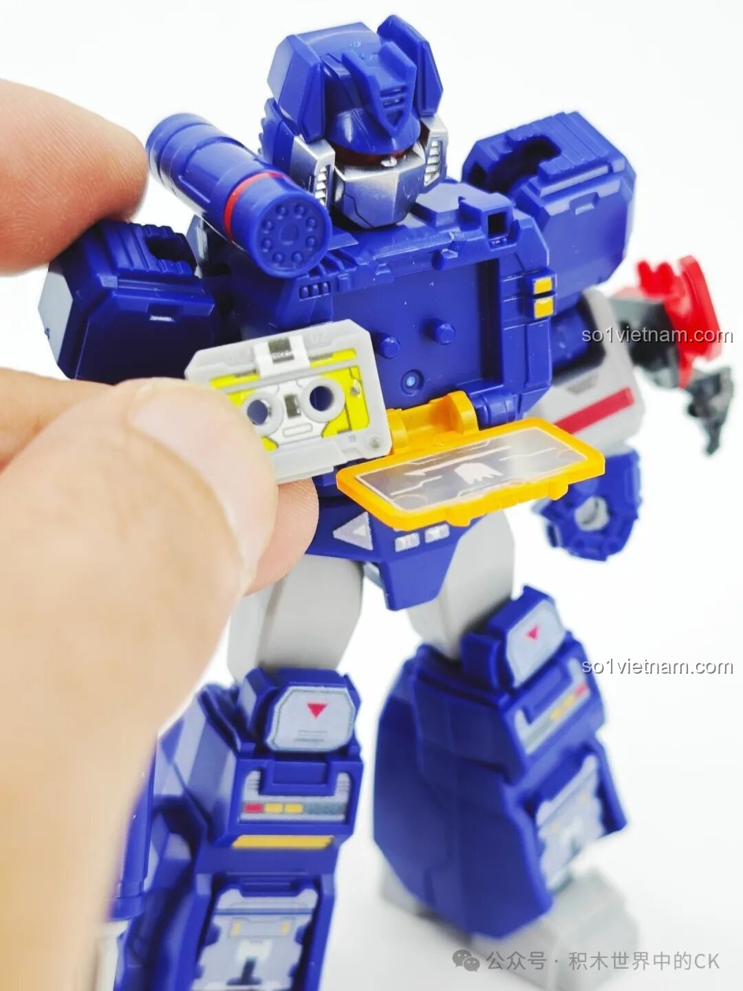 Chi tiết khoang ngực của figure Soundwave Blokees 71122 có thể mở ra, bên trong có một cuộn băng cassette mini.
