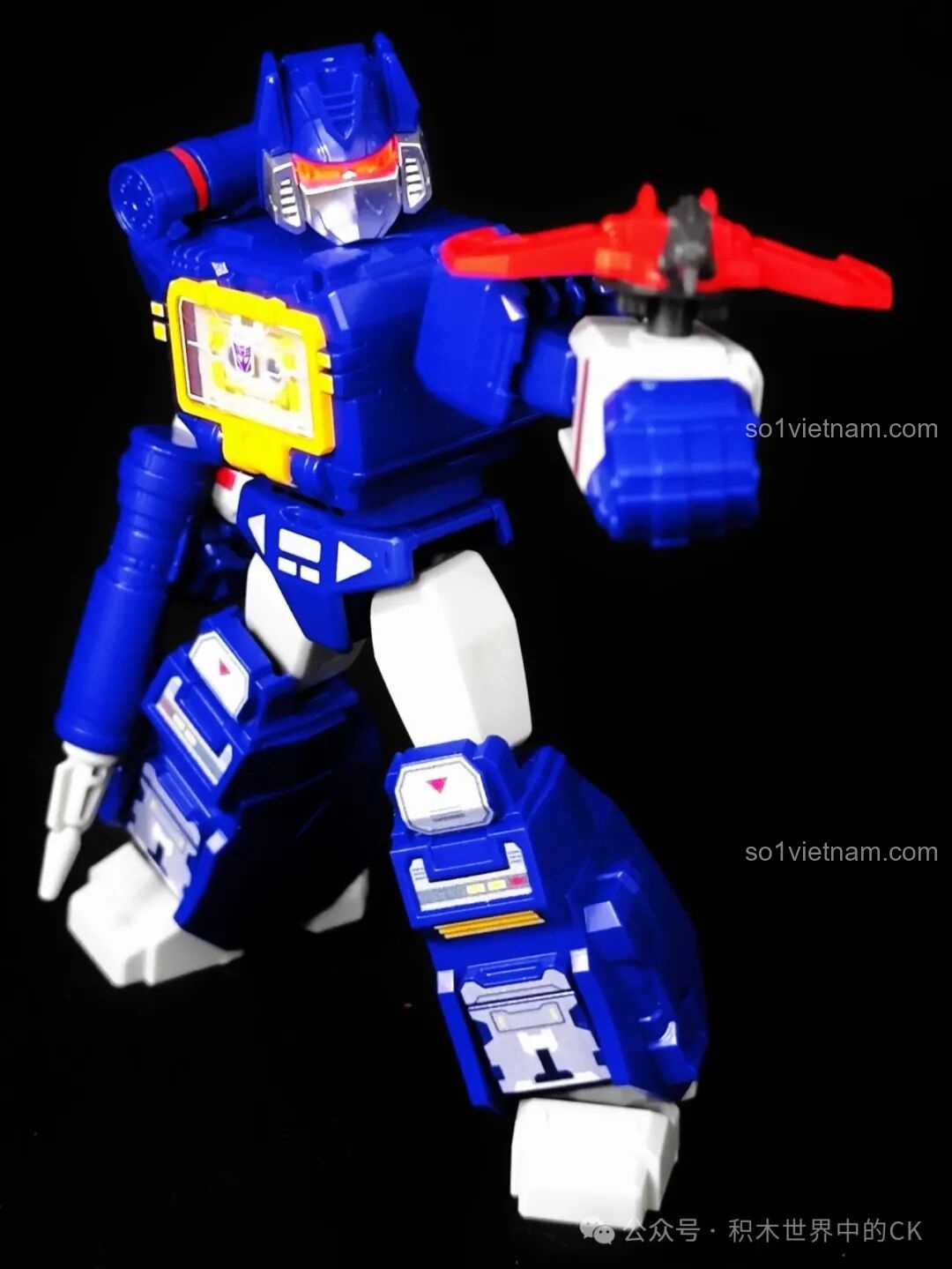 Một góc tạo dáng khác của figure Soundwave Blokees 71122, thể hiện sự linh hoạt của các khớp.