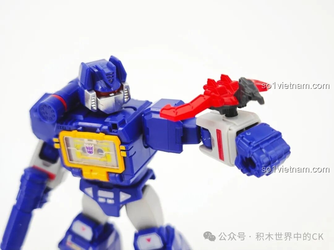 Figure Soundwave Blokees 71122 với robot chim Laserbeak gắn trên tay, một phụ kiện độc đáo.