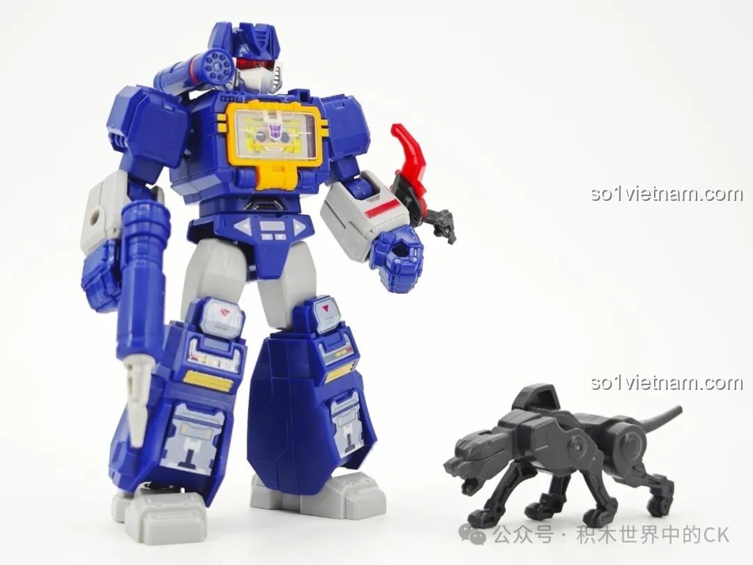 Figure Soundwave Blokees 71122 đứng cạnh robot chó Ravage, một trong những phụ kiện đi kèm.