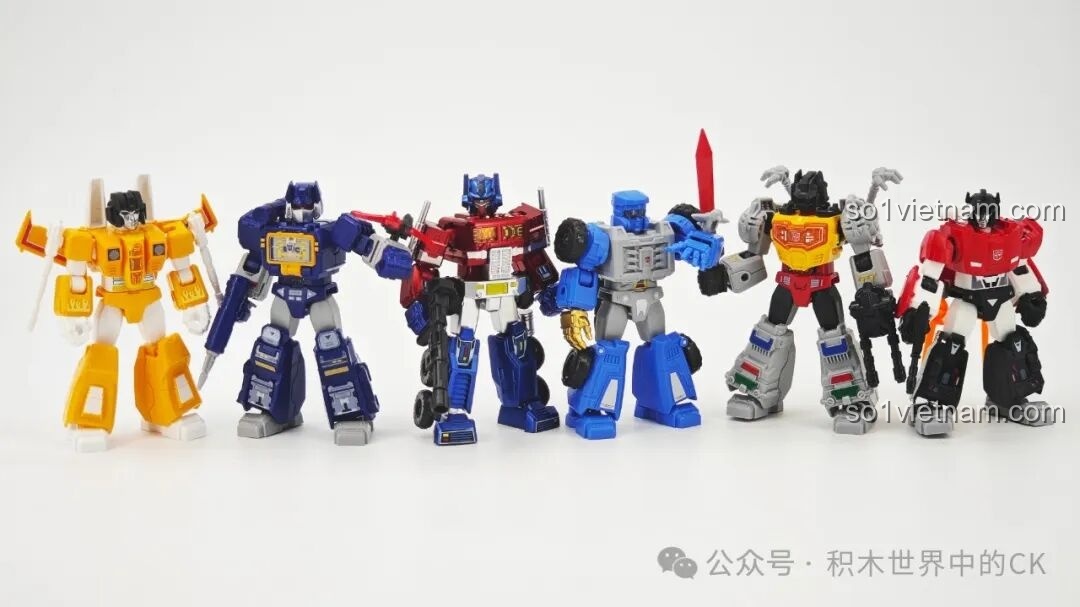 Toàn bộ 6 nhân vật trong bộ sưu tập Blokees 71122 Transformers G1 đứng cạnh nhau, một đội hình G1 hoàn chỉnh.