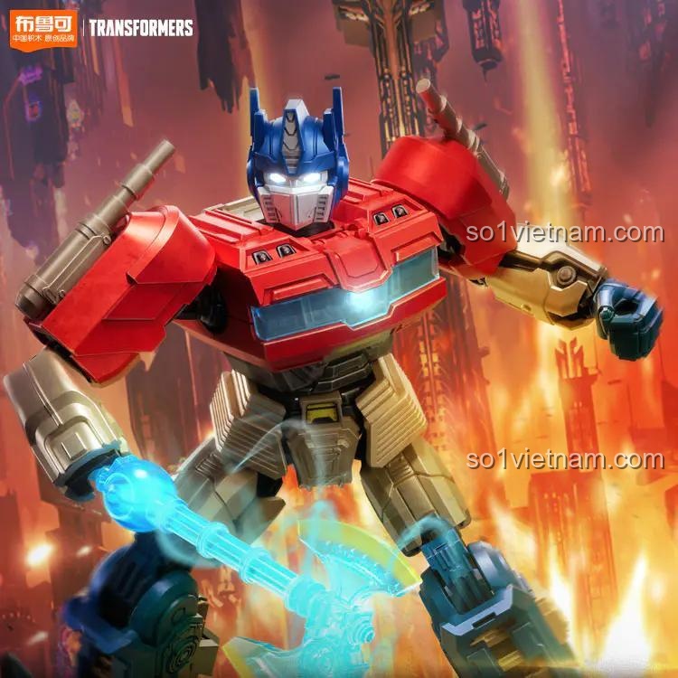 Cận cảnh figure Optimus Prime Transformers ONE 71161 của Blokees trong tư thế chiến đấu, một figure Optimus Prime Transformers ONE chất lượng cao.