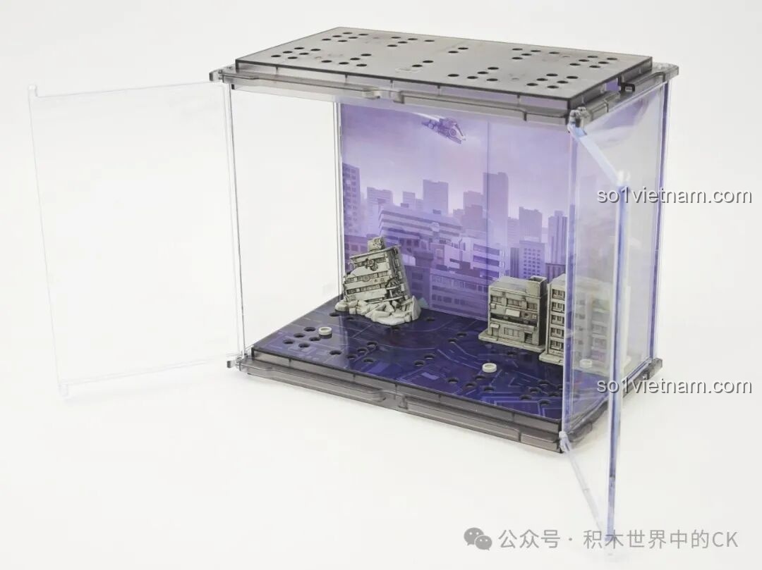 Hộp trưng bày BLOKEES 73405 Ultraman Saga VS Super Zetton mở ra, với tấm nền hiệu ứng.