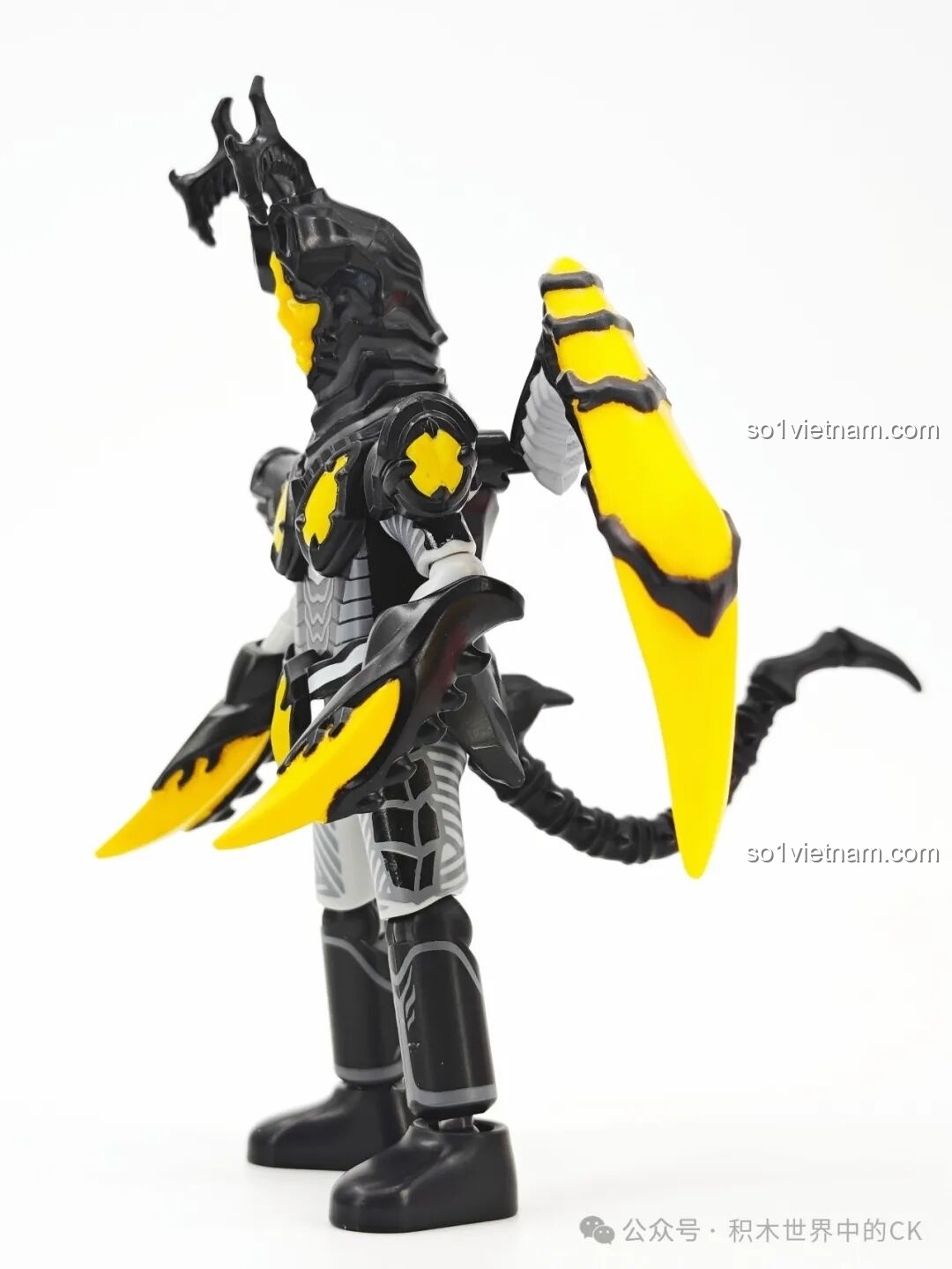 Mô hình Super Zetton nhìn từ bên cạnh, thể hiện đôi cánh lớn và chi tiết giáp của BLOKEES 73405.