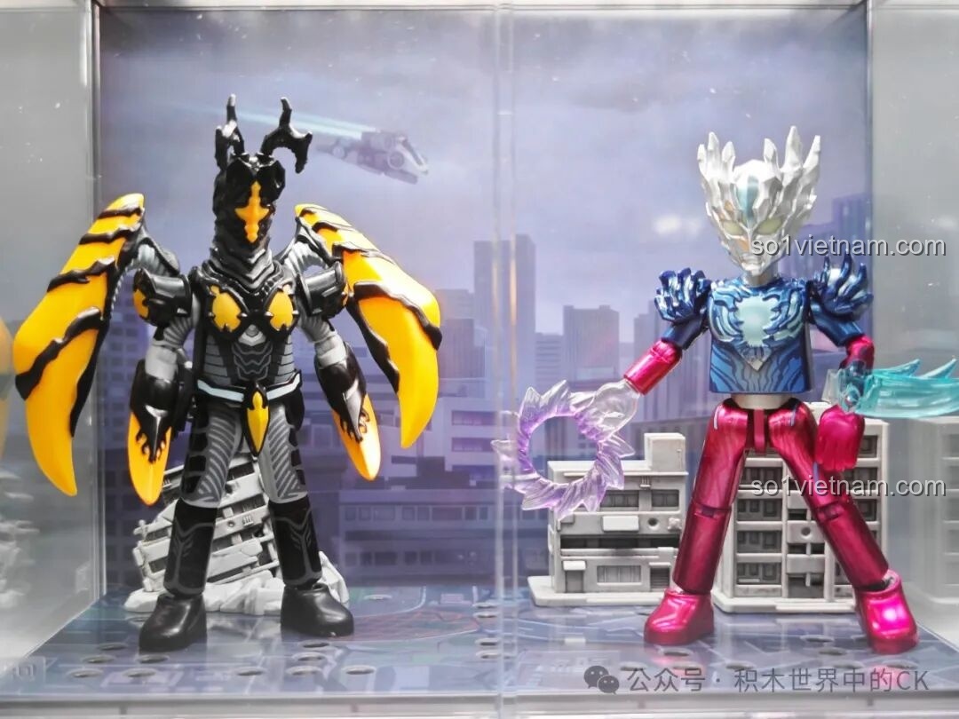 Cận cảnh Ultraman Saga và Super Zetton trong hộp trưng bày, thể hiện chi tiết của BLOKEES 73405.