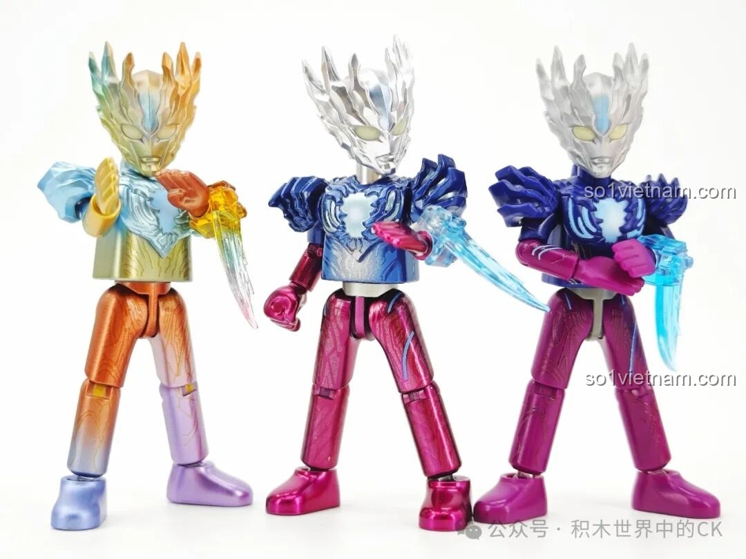 So sánh các phiên bản Ultraman Saga khác nhau, thể hiện sự đa dạng của dòng BLOKEES.