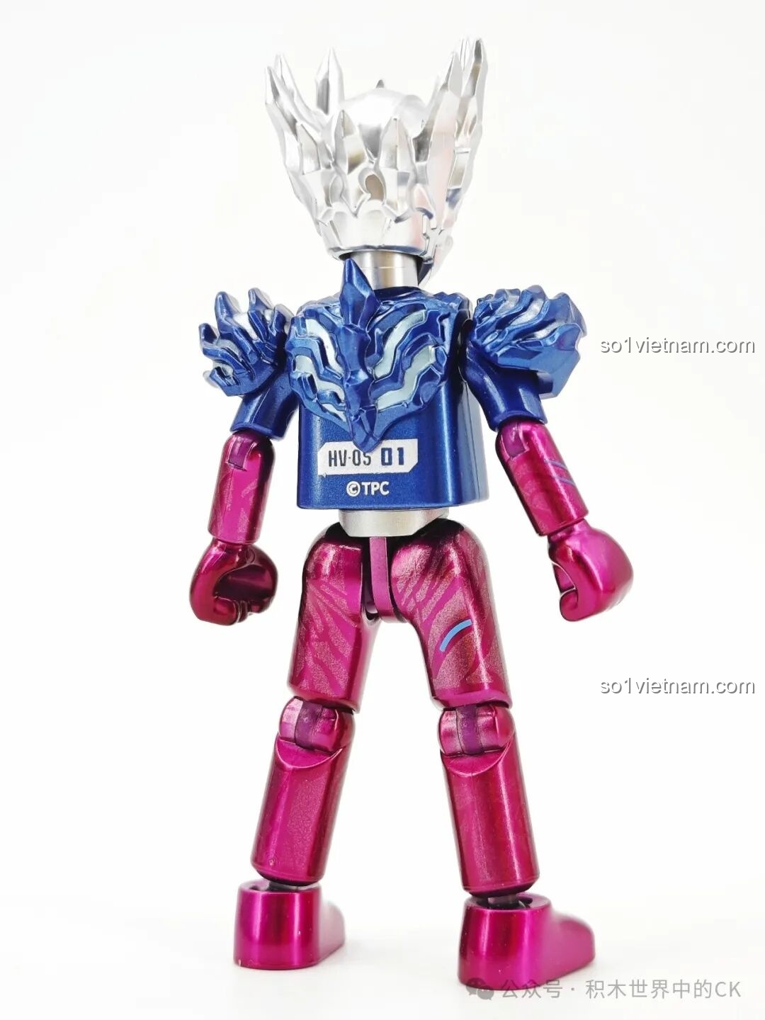 Mặt sau mô hình Ultraman Saga của BLOKEES 73405, chi tiết giáp được hoàn thiện tỉ mỉ.