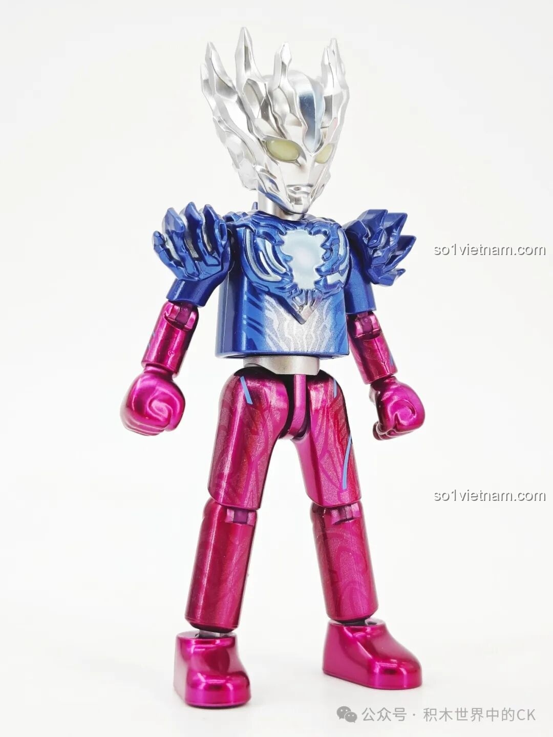 Tổng thể mô hình Ultraman Saga đã lắp ráp hoàn chỉnh, sẵn sàng chiến đấu trong BLOKEES 73405.