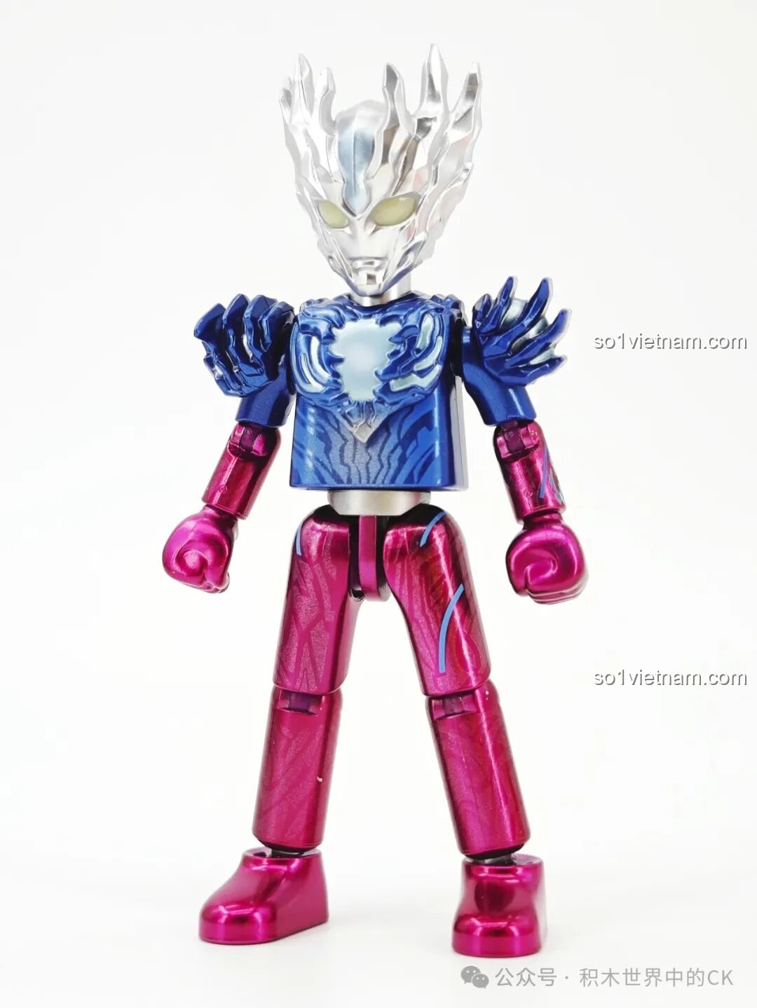 Mô hình Ultraman Saga đang lắp ráp, chi tiết giáp chiến đấu màu đỏ, xanh, bạc của BLOKEES 73405.