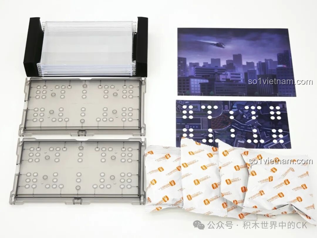 Các túi chi tiết, tấm nền hiệu ứng và hộp trưng bày của bộ BLOKEES 73405 Ultraman Saga VS Super Zetton khi mở hộp.