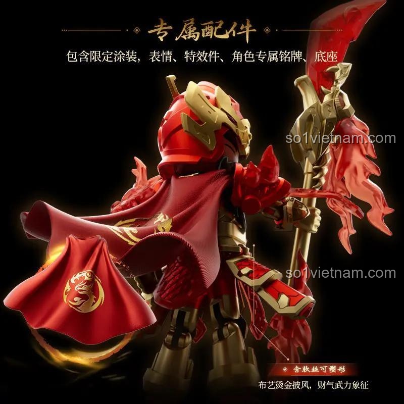 Cận cảnh áo choàng vải của mô hình Quan Vũ 85047. Áo choàng có lõi thép mềm giúp người chơi tự do tạo dáng bay phấp phới, một điểm nhấn nổi bật của sản phẩm.