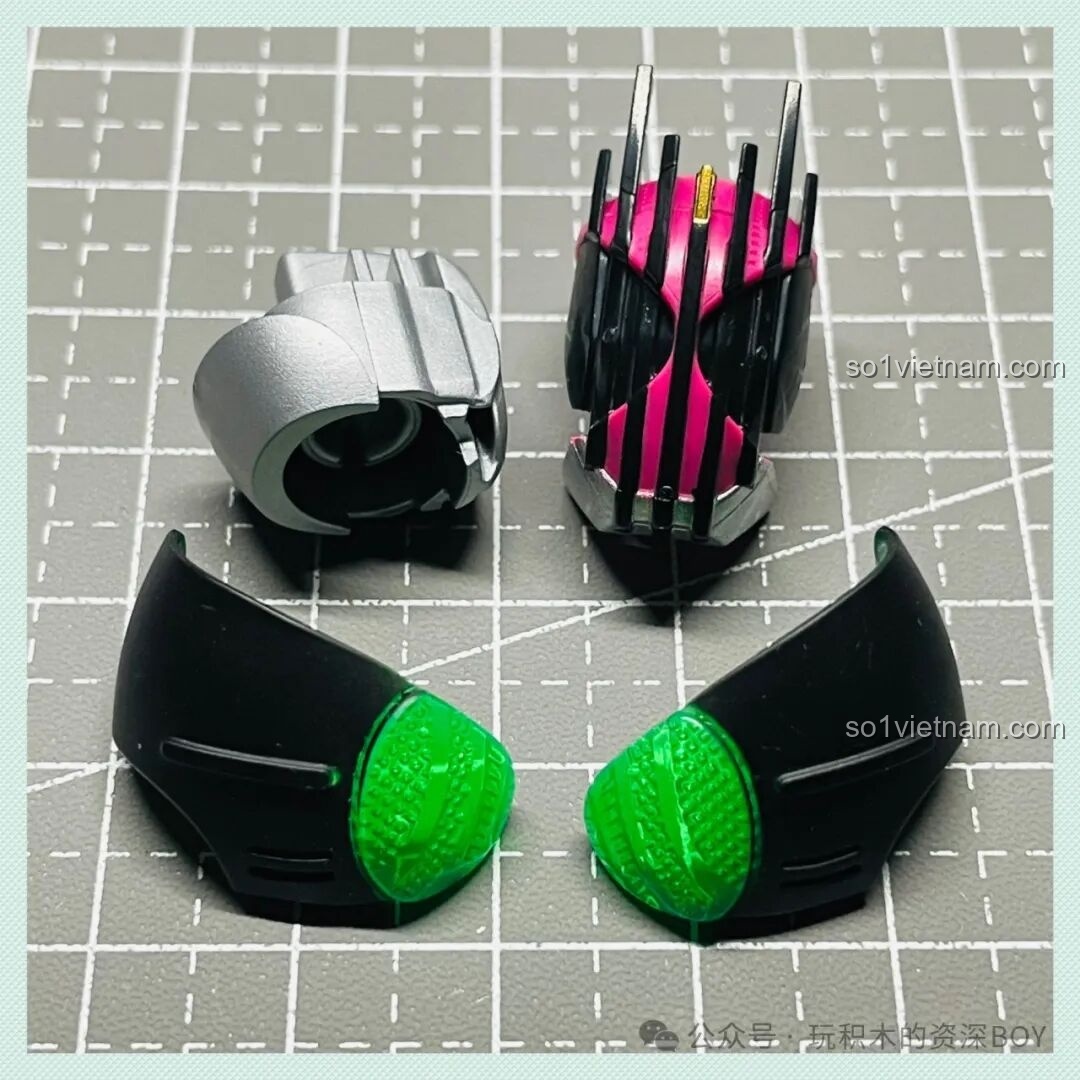 Chi tiết các mảnh ghép đầu và giáp của Kamen Rider Decade BLOKEES 74201, với thiết kế độc đáo.