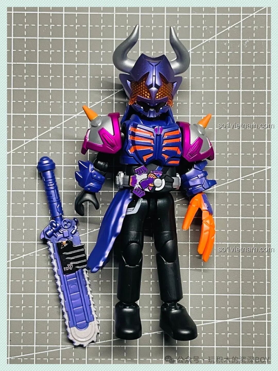 Mô hình Kamen Rider Buffa Zombie Form BLOKEES 74201 gần hoàn thiện, với vũ khí cầm tay đã được gắn.