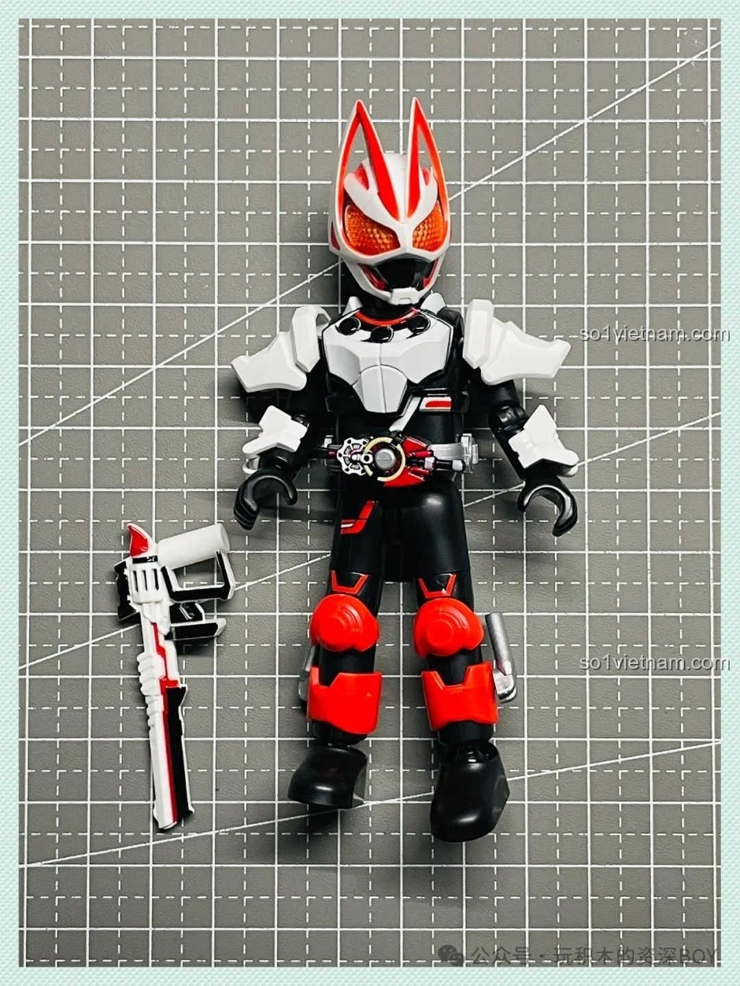 Mô hình Kamen Rider Geats Boost Form Mark II BLOKEES 74201 gần hoàn thiện, với vũ khí đã được gắn vào tay.