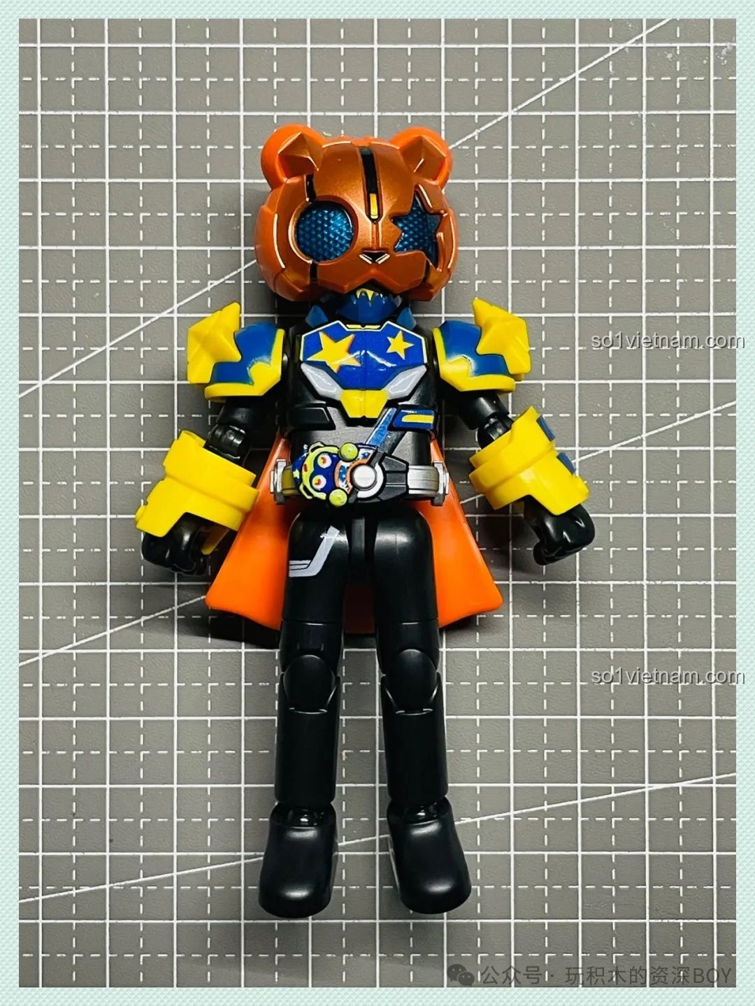 Mô hình Kamen Rider Na-Go Pumpkin Jack Form BLOKEES 74201 gần hoàn thiện, với giáp vai và thắt lưng đã được gắn.