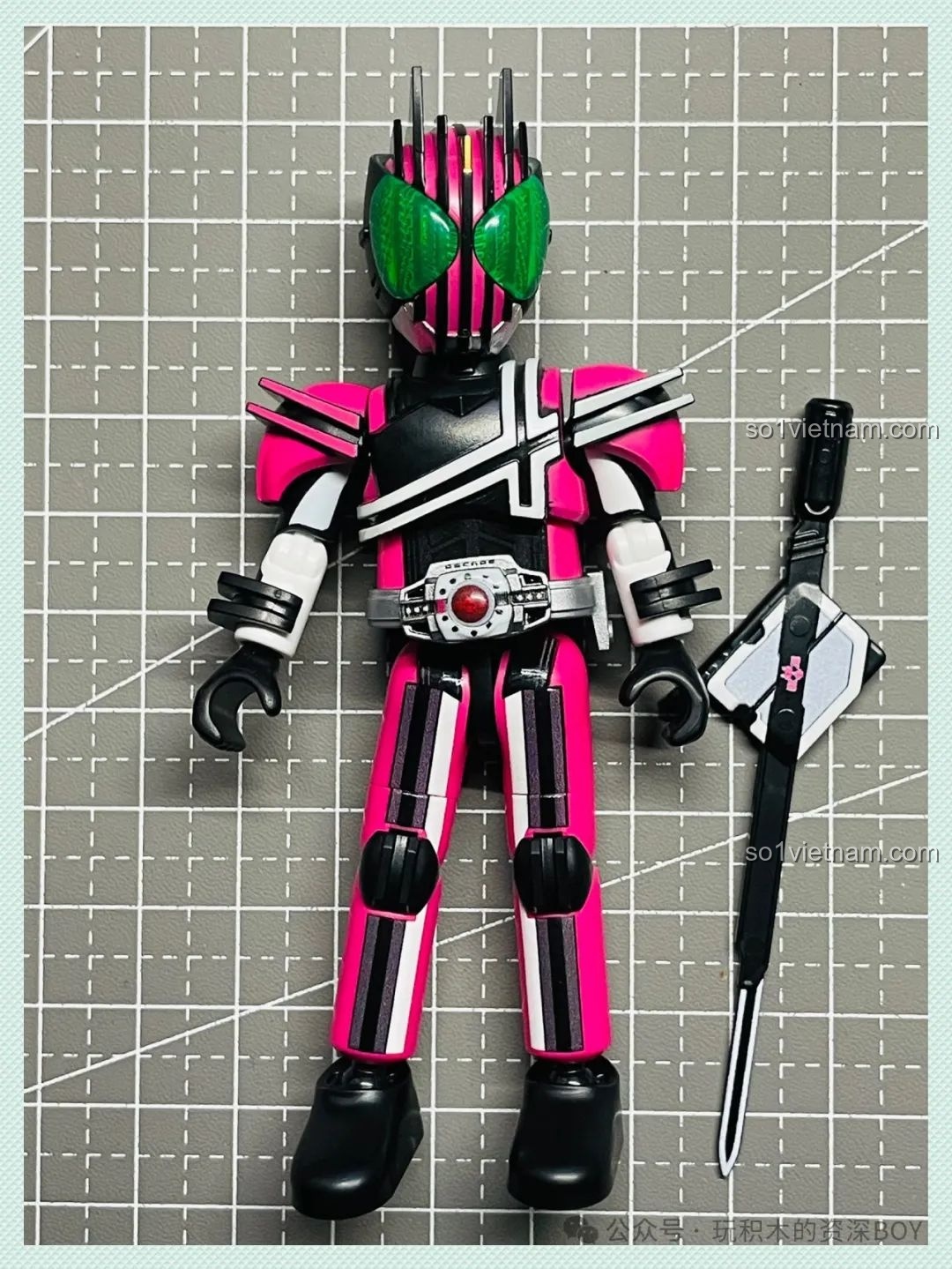 Mô hình Kamen Rider Decade BLOKEES 74201 đã hoàn thiện, đứng trên đế trưng bày với vũ khí kiếm.