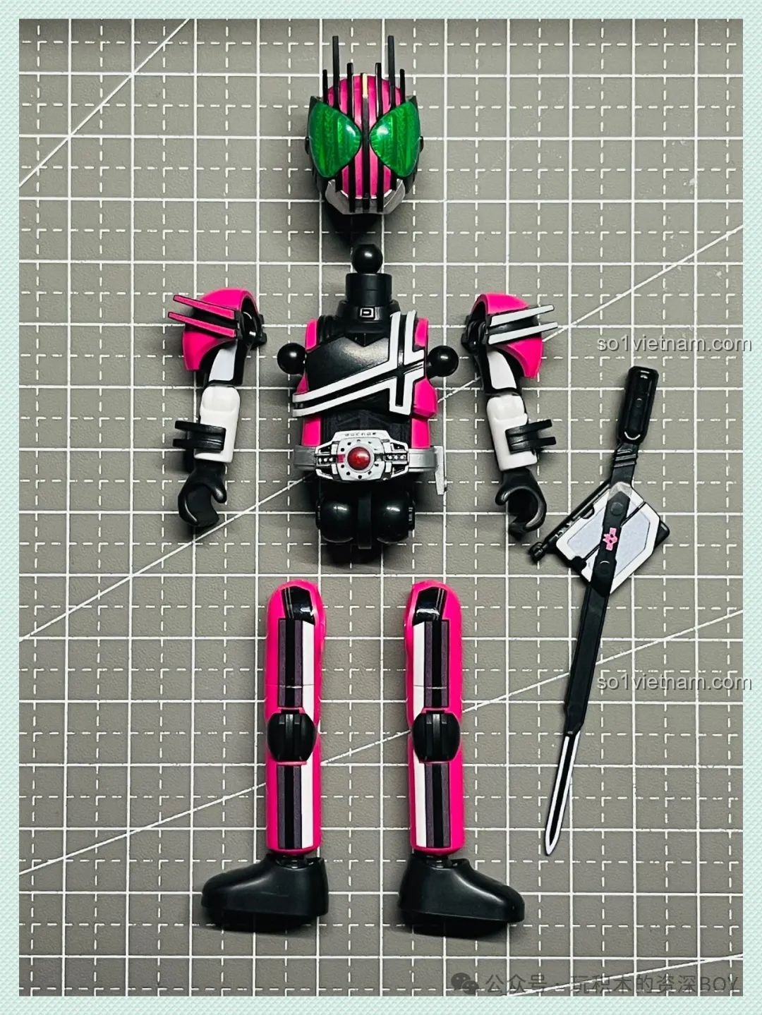 Quá trình lắp ráp cơ bản mô hình Kamen Rider Decade BLOKEES 74201, thân hình và vũ khí đang được lắp ghép.