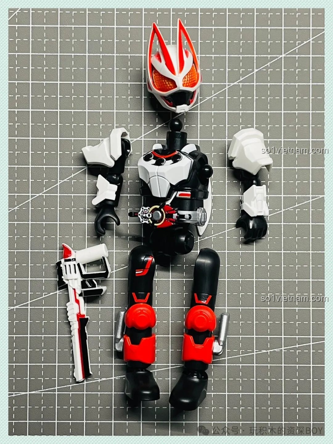 Quá trình lắp ráp cơ bản mô hình Kamen Rider Geats Boost Form Mark II BLOKEES 74201, thân hình và vũ khí đang được lắp.