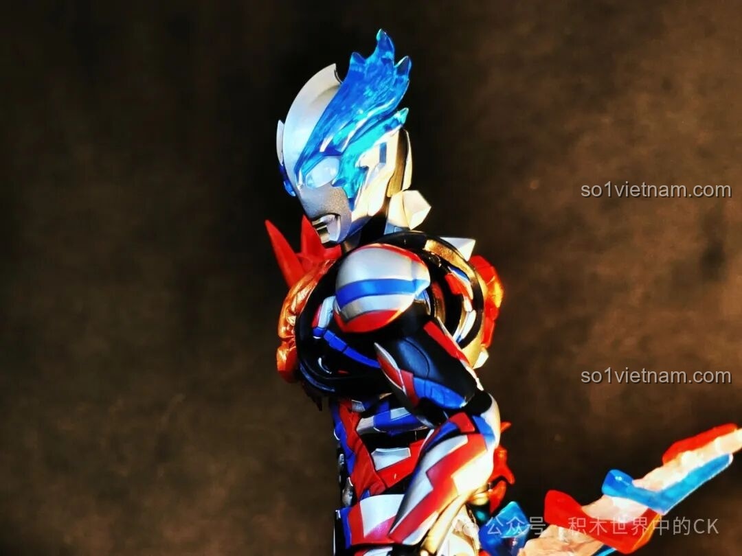 Mô hình Ultraman Blazar Giáp Pháp Đức BLOKEES tạo dáng với đế trưng bày