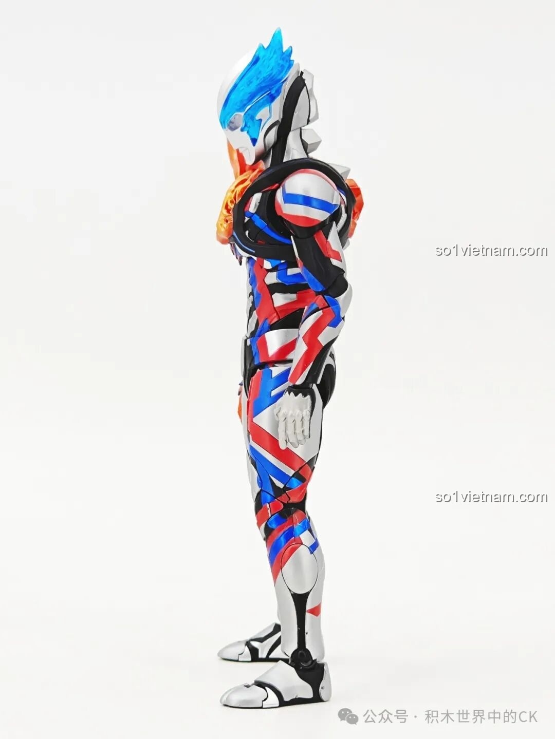 Gắn giáp Pháp Đức lên vai mô hình Ultraman Blazar BLOKEES