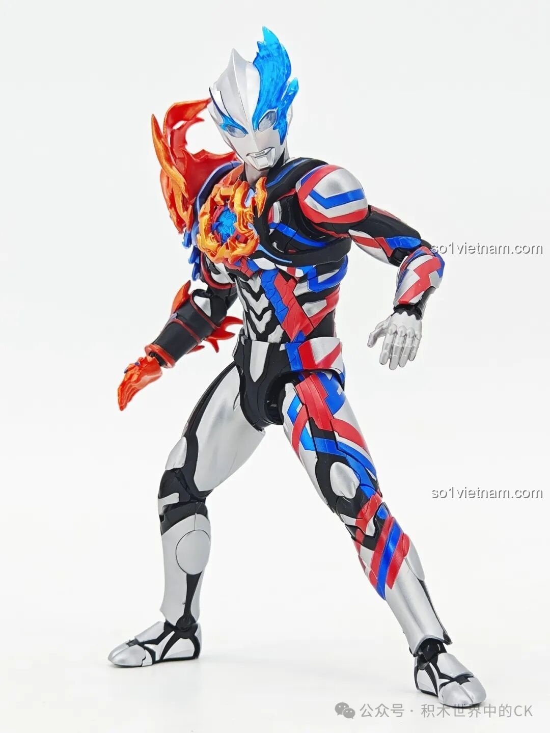 Cận cảnh phần giáp tay của mô hình Ultraman Blazar Giáp Pháp Đức BLOKEES