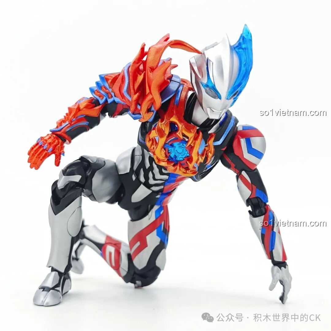 Cận cảnh phần giáp vai của mô hình Ultraman Blazar Giáp Pháp Đức BLOKEES