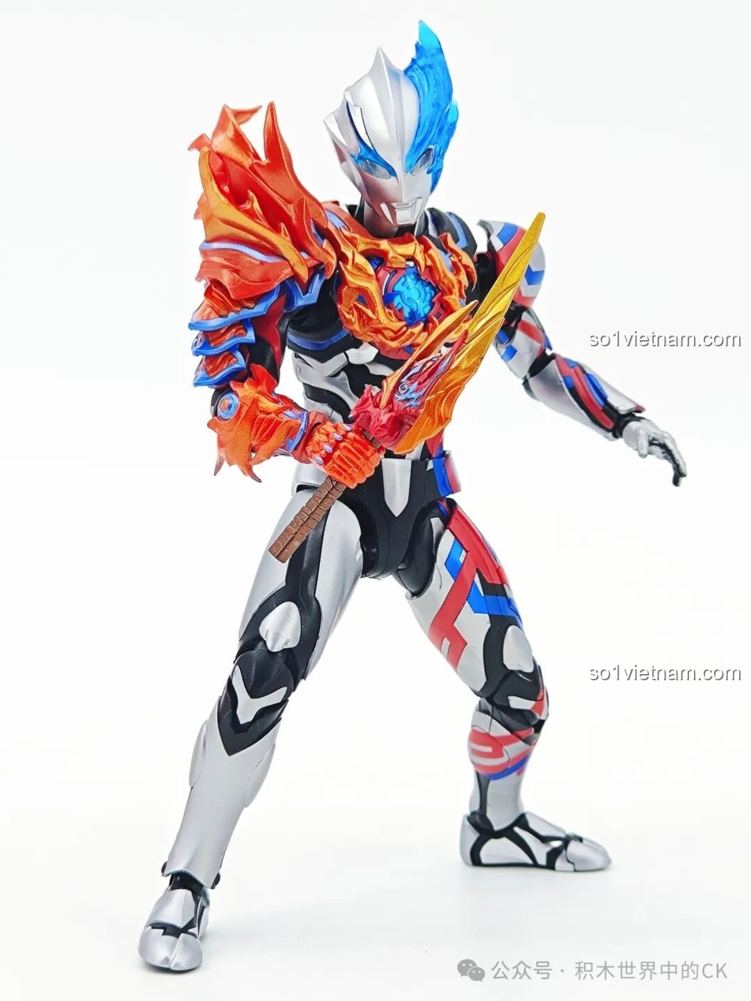 Cận cảnh phần thân của mô hình Ultraman Blazar Giáp Pháp Đức BLOKEES