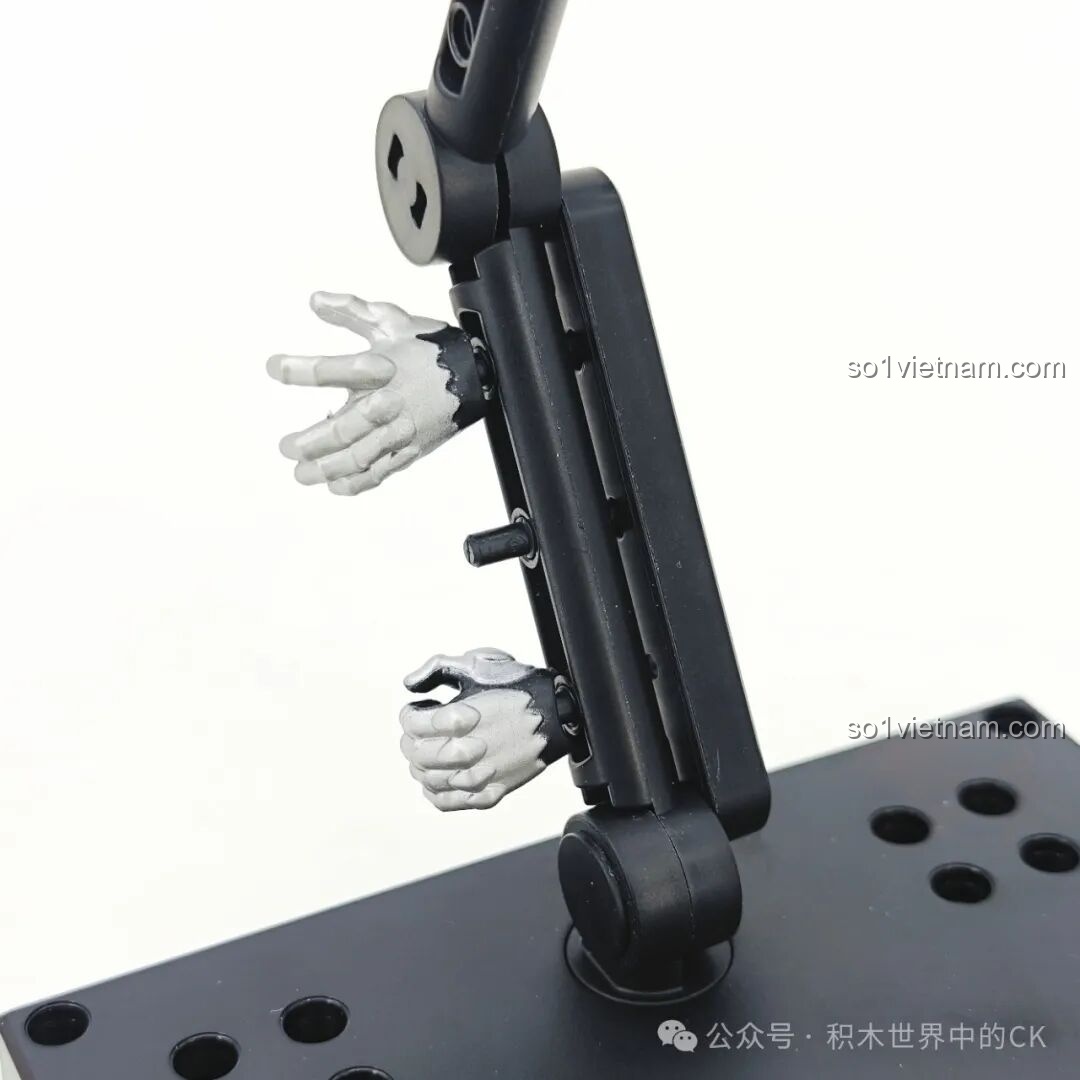 Cận cảnh phần ngực của mô hình Ultraman Blazar Giáp Pháp Đức BLOKEES