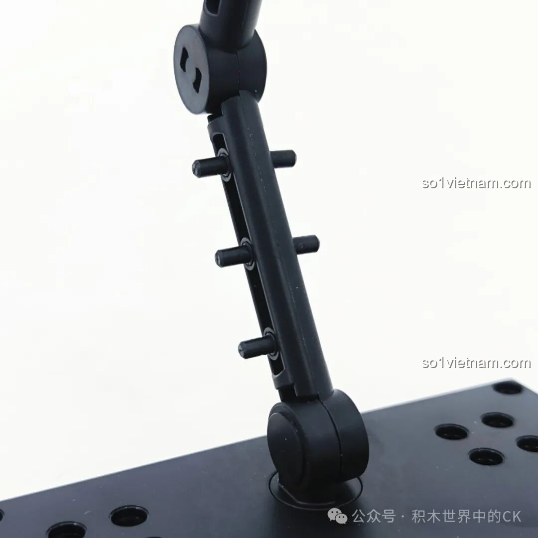 Cận cảnh khuôn mặt của mô hình Ultraman Blazar Giáp Pháp Đức BLOKEES