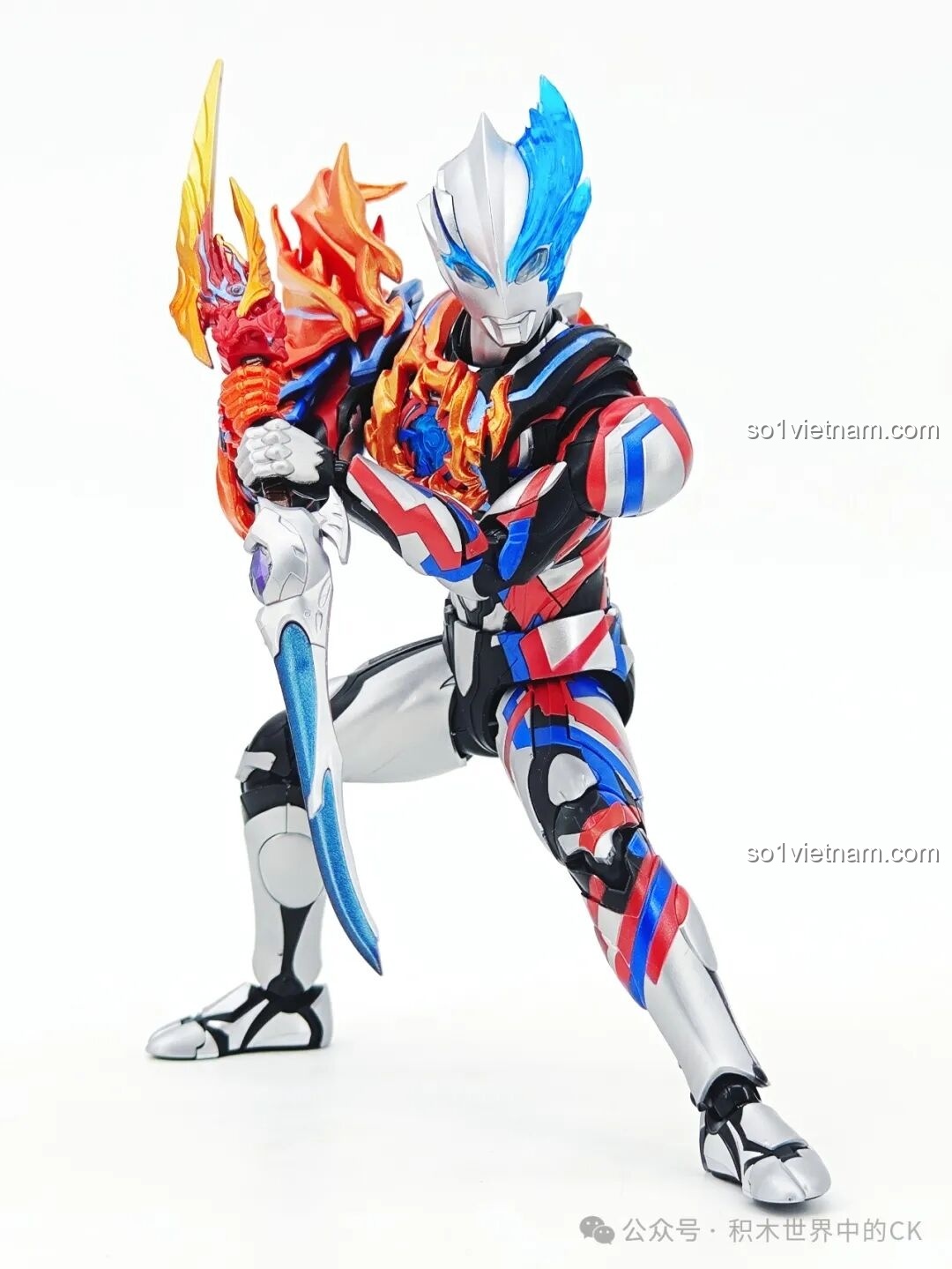 Cận cảnh phần chân của mô hình Ultraman Blazar Giáp Pháp Đức BLOKEES