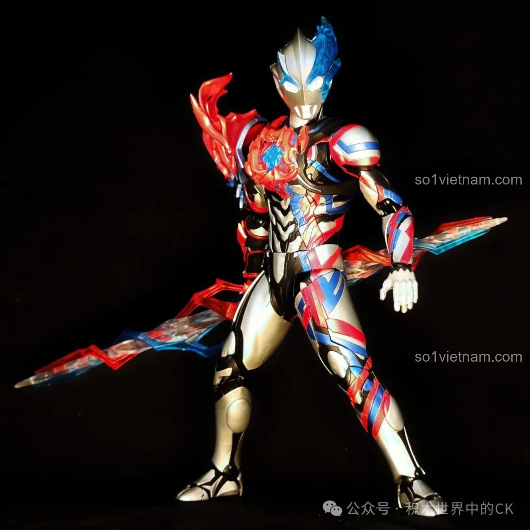 Tư thế cuối cùng của mô hình Ultraman Blazar Giáp Pháp Đức BLOKEES với vũ khí