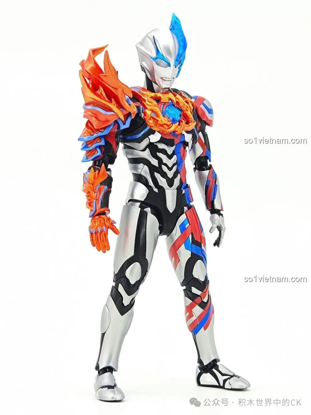 Tư thế chiến đấu của mô hình Ultraman Blazar Giáp Pháp Đức BLOKEES