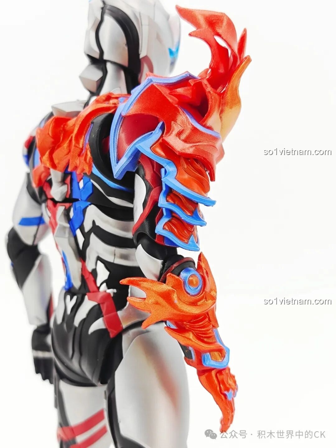 Tư thế chiến đấu của mô hình Ultraman Blazar Giáp Pháp Đức BLOKEES