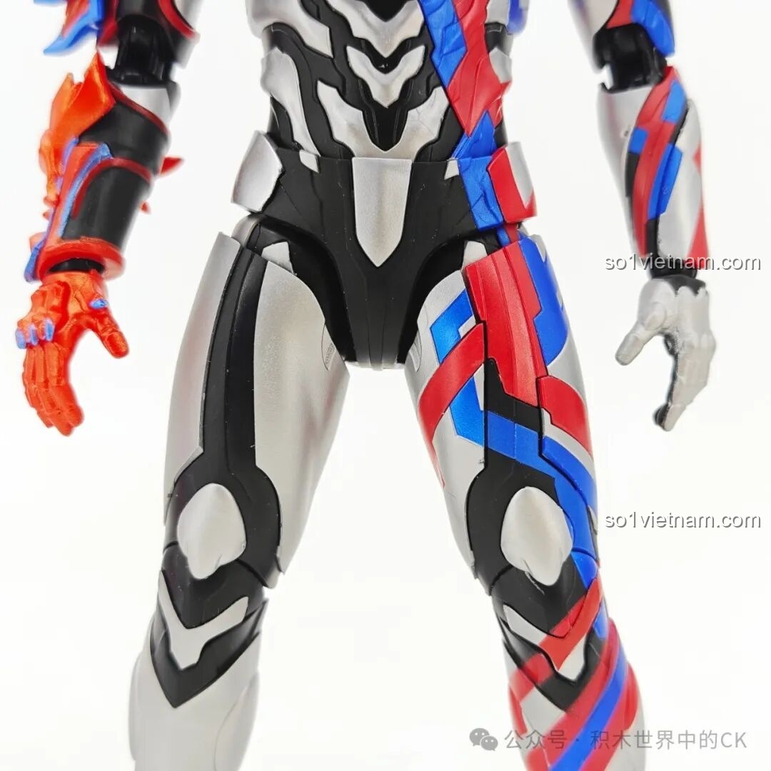 Tư thế chiến đấu của mô hình Ultraman Blazar Giáp Pháp Đức BLOKEES