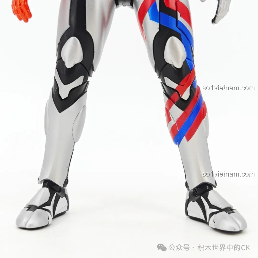 Tư thế chiến đấu của mô hình Ultraman Blazar Giáp Pháp Đức BLOKEES