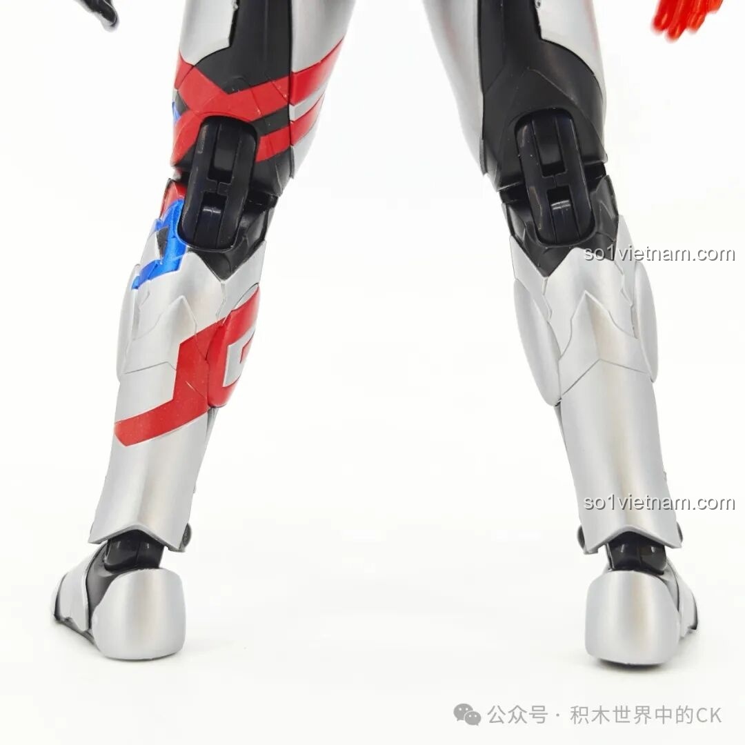 Tư thế chiến đấu của mô hình Ultraman Blazar Giáp Pháp Đức BLOKEES