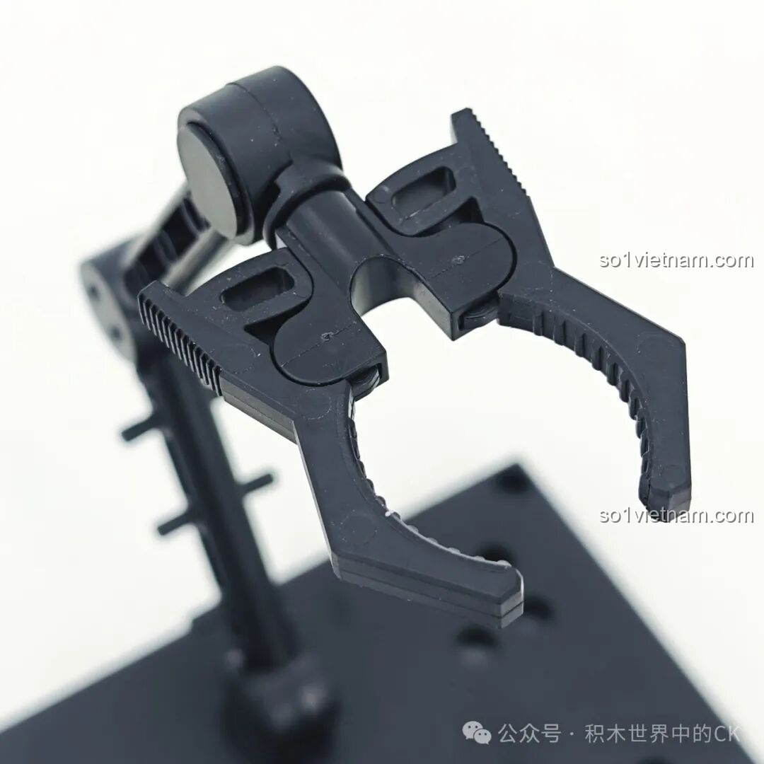 Tư thế chiến đấu của mô hình Ultraman Blazar Giáp Pháp Đức BLOKEES