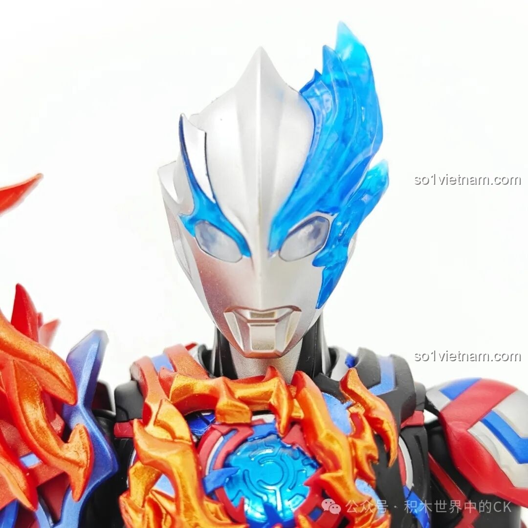 Tư thế chiến đấu của mô hình Ultraman Blazar Giáp Pháp Đức BLOKEES