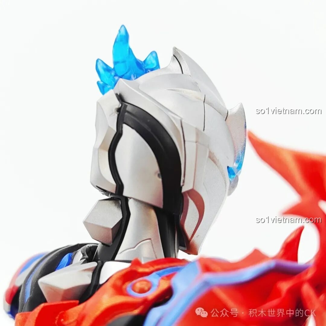Tư thế chiến đấu của mô hình Ultraman Blazar Giáp Pháp Đức BLOKEES
