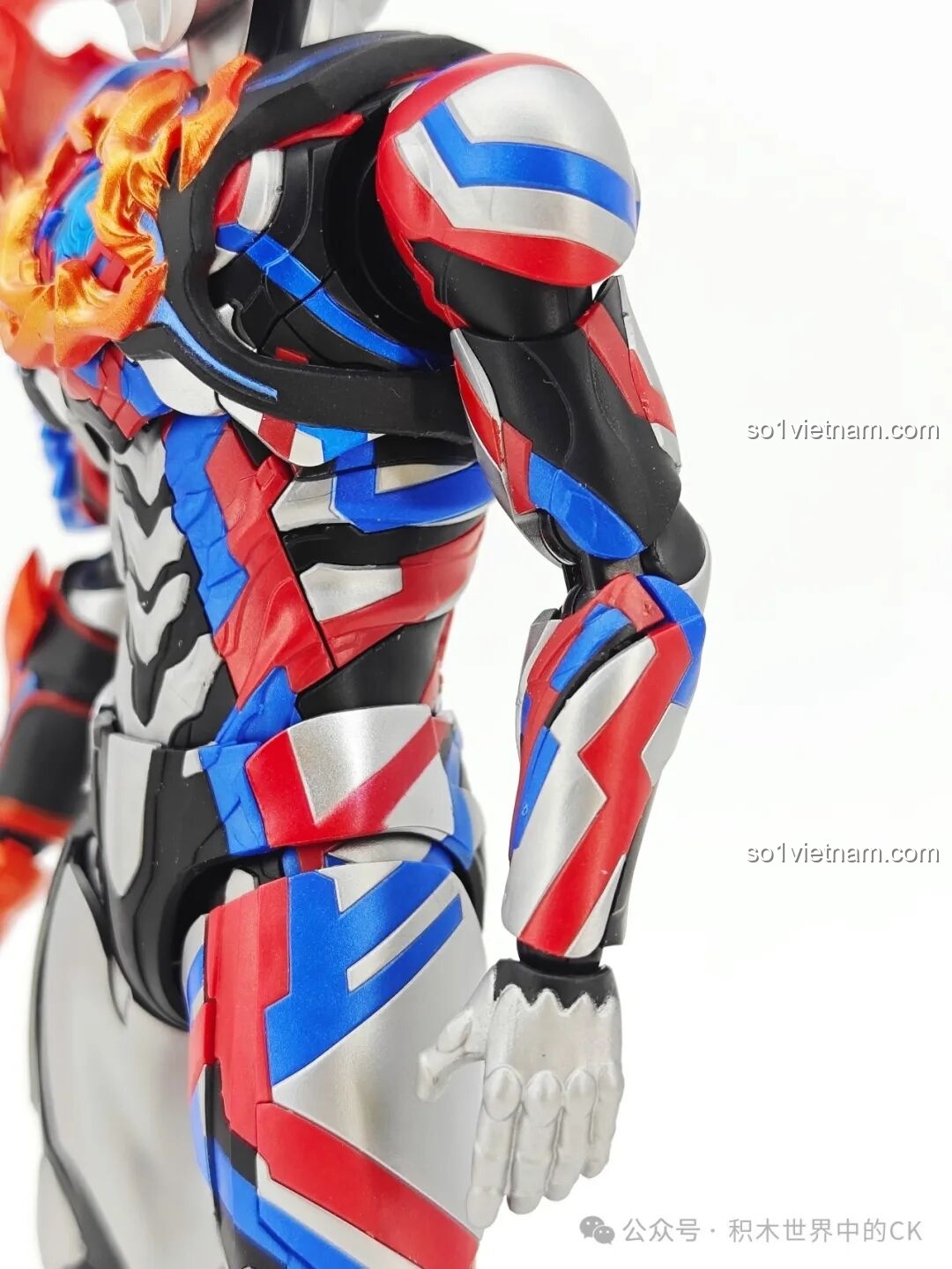 Tư thế chiến đấu của mô hình Ultraman Blazar Giáp Pháp Đức BLOKEES
