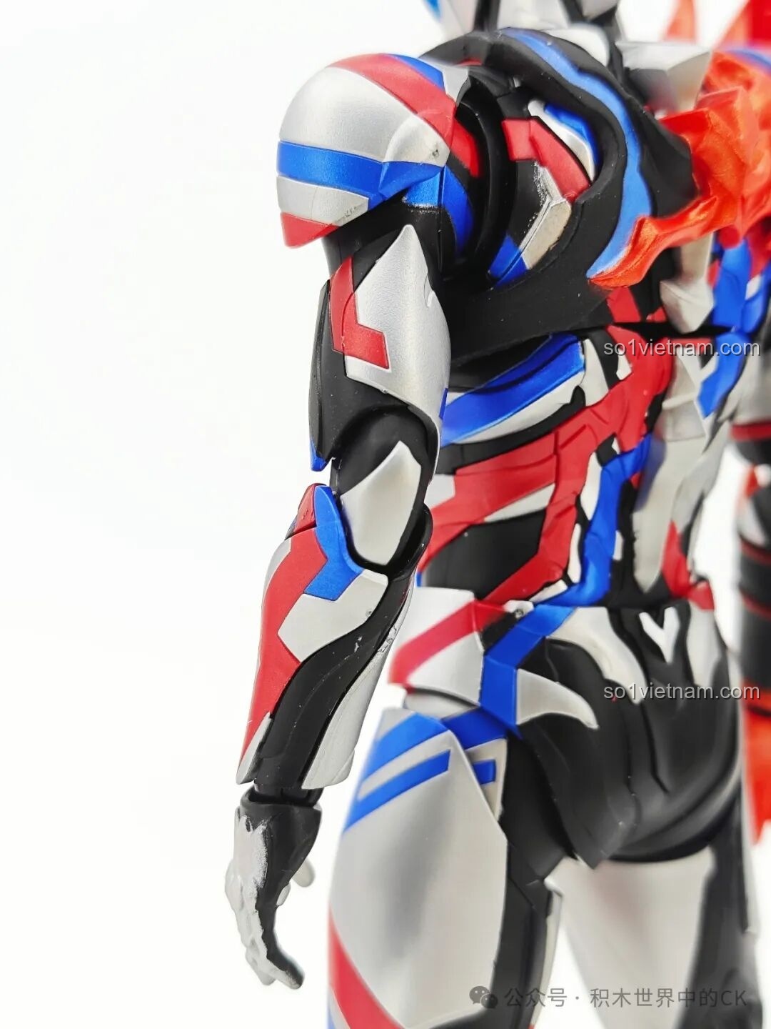 Tư thế chiến đấu của mô hình Ultraman Blazar Giáp Pháp Đức BLOKEES
