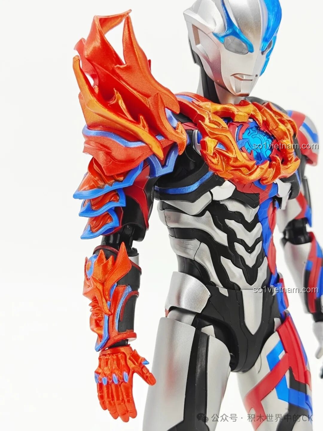 Tư thế chiến đấu của mô hình Ultraman Blazar Giáp Pháp Đức BLOKEES