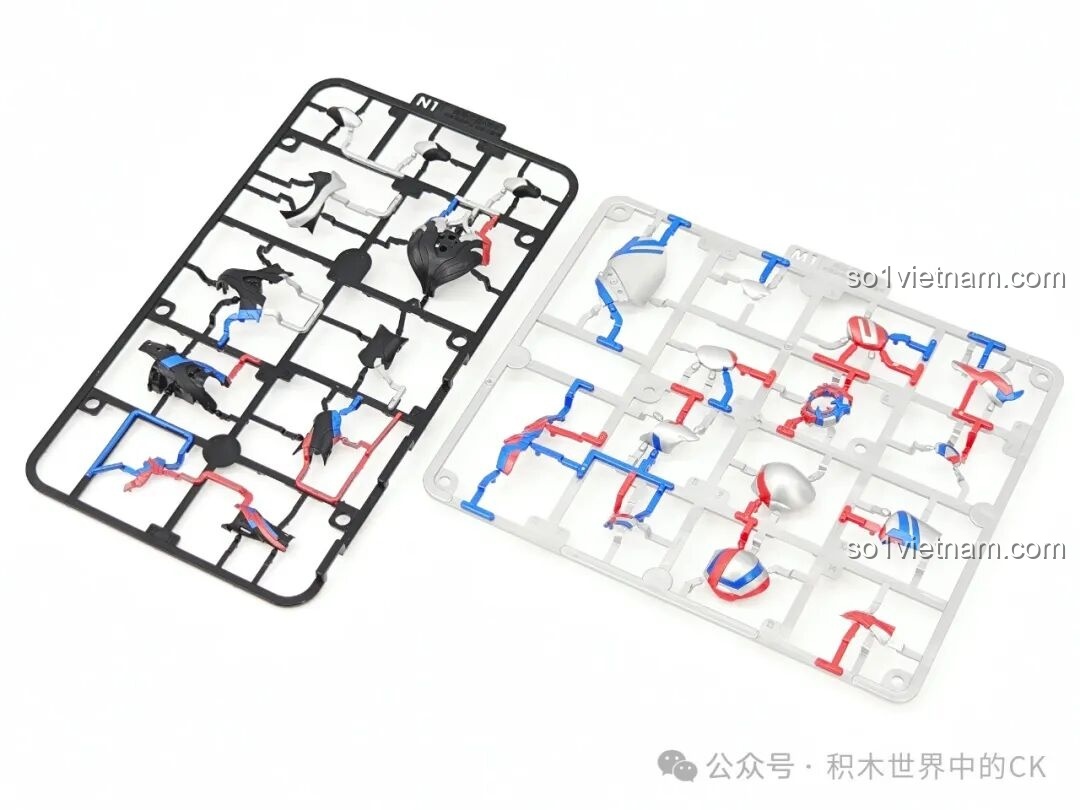 Chi tiết các runner nhựa màu đen và xám của mô hình Ultraman Blazar Giáp Pháp Đức BLOKEES