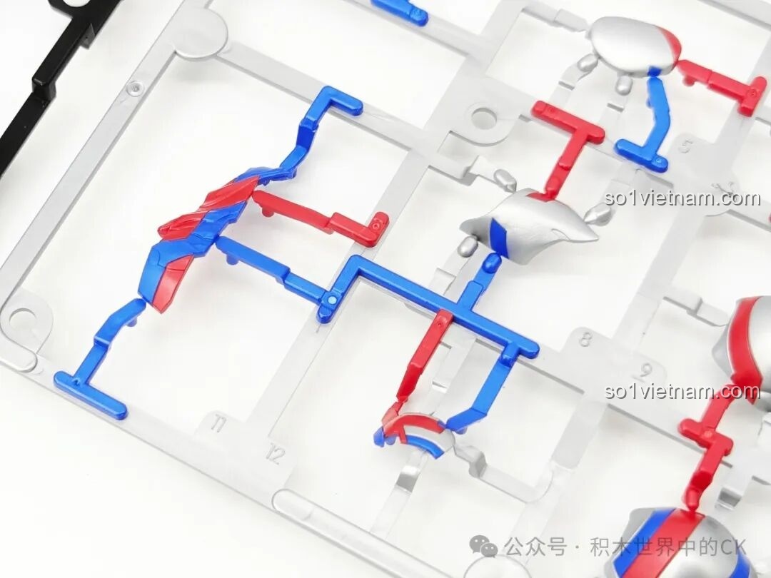 Chi tiết các runner nhựa màu trắng và đỏ của mô hình Ultraman Blazar Giáp Pháp Đức BLOKEES