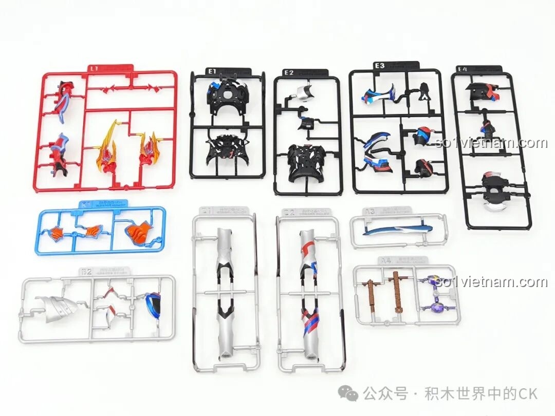 Chi tiết các runner nhựa màu đỏ và cam của mô hình Ultraman Blazar Giáp Pháp Đức BLOKEES