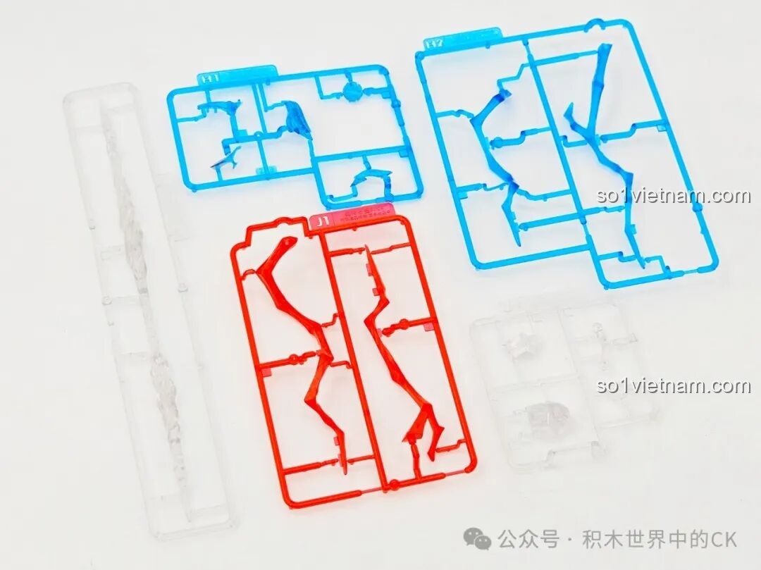 Chi tiết các runner nhựa màu đen và xanh dương của mô hình Ultraman Blazar Giáp Pháp Đức BLOKEES