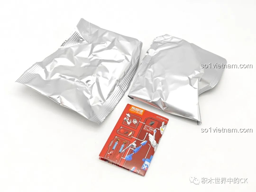 Nội dung bên trong một hộp mù BLOKEES Ultraman GV-08, bao gồm các túi mảnh ghép và sách hướng dẫn lắp ráp.