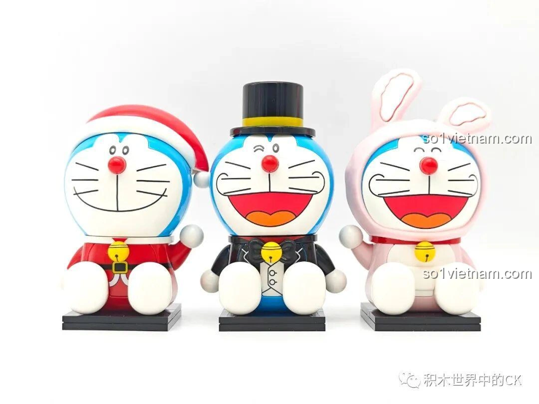Ba mô hình đồ chơi lắp ghép Keeppley Doraemon hóa trang Giáng Sinh, Thỏ Hồng và Quý Ông đã hoàn thành, đứng cạnh nhau.
